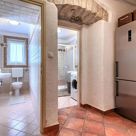 Nino - Lbn305 By Interhome *